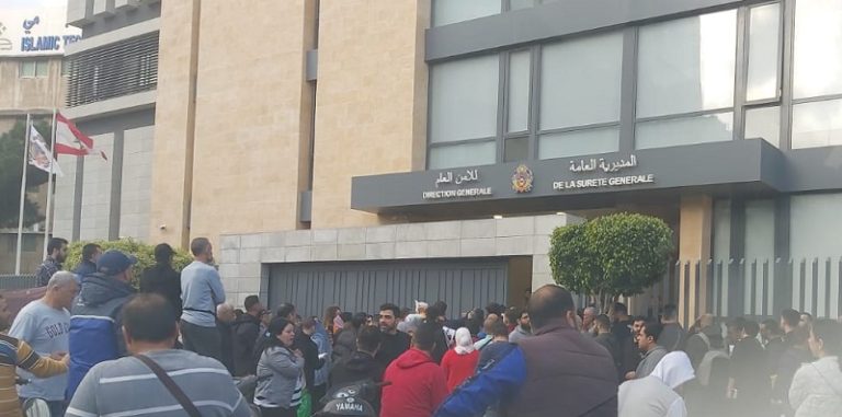 بالصور- بعد إلغاء المنصة.. زحمة مواطنين أمام مراكز الأمن العام