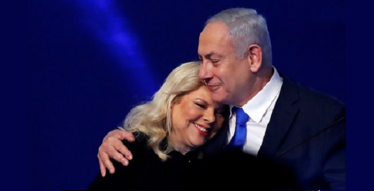 بالفيديو: متظاهرون حاصروا زوجة نتنياهو بصالون حلاقة