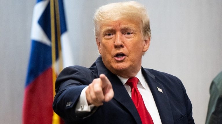 ترامب يتوقع توقيفه ويدعو الناس إلى التظاهر