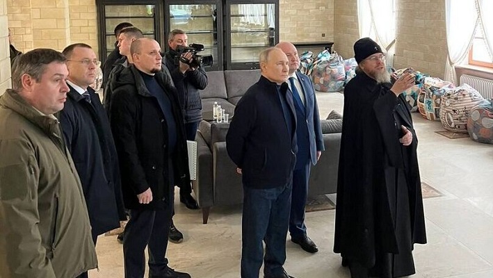 بالفيديو- قاد سيارته بنفسه.. بوتين في زيارة مفاجئة للقرم