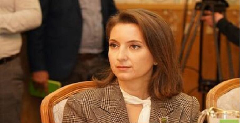 سجن قاصر 5 سنوات لطعن معلمته بخنجر