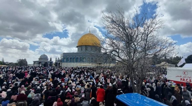 بالصور: عشرات آلاف المصلين يؤدون صلاة الجمعة في المسجد الأقصى