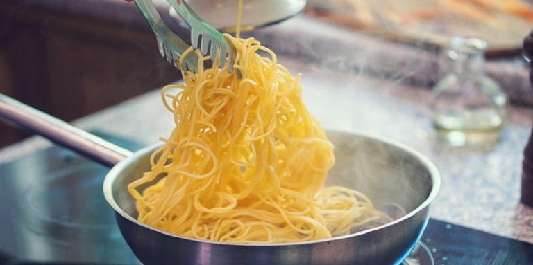 تحذير من طهي المعكرونة بالملح