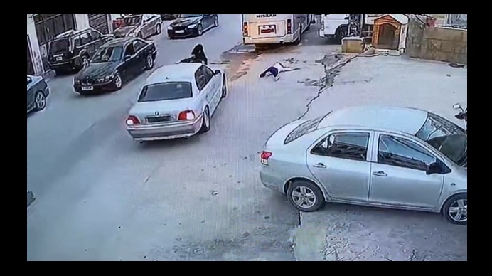 بالفيديو.. سيارة مسرعة تصدم فتاتين في بدنايل