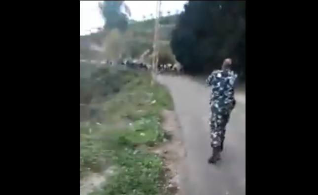 بالفيديو.. إعتداء بالحجارة على القوى الأمنية في بلدة تفاحتا