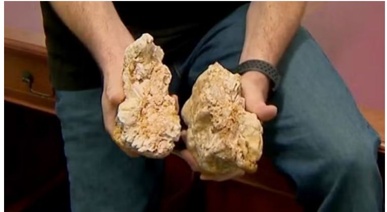 أسترالي يعثر على صخرة بمئات آلاف الدولارات!