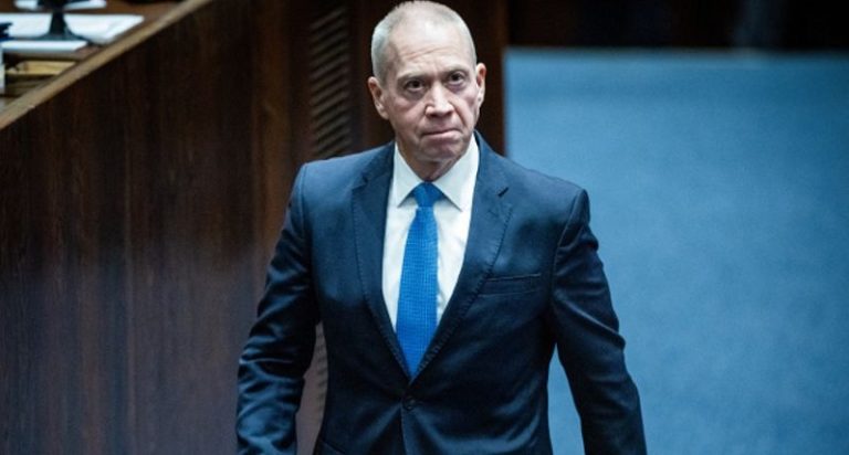 أول تعليق لوزير الدفاع الصهيوني على قرار إقالته