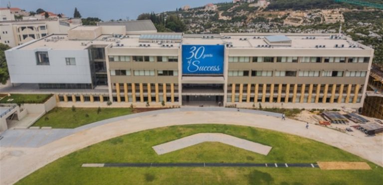 جامعة البلمند: نلتزم بقرار وزير التربية بإتّباع التوقيت الصيفي