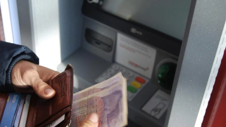 حادثة غريبة.. أب يسرق ابنه أمام صرّاف آلي!