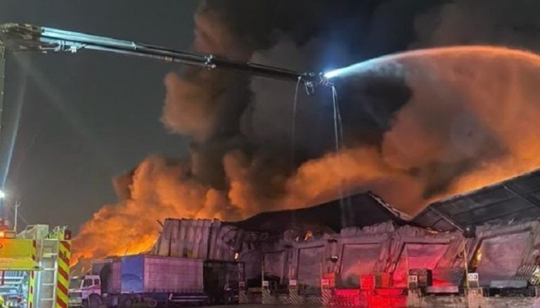 بالصور: حريق ضخم في المدينة الصناعية الأولى بالسعودية