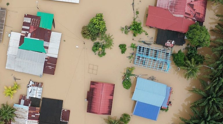 بالفيديو: آلاف الضحايا بفيضانات في ماليزيا