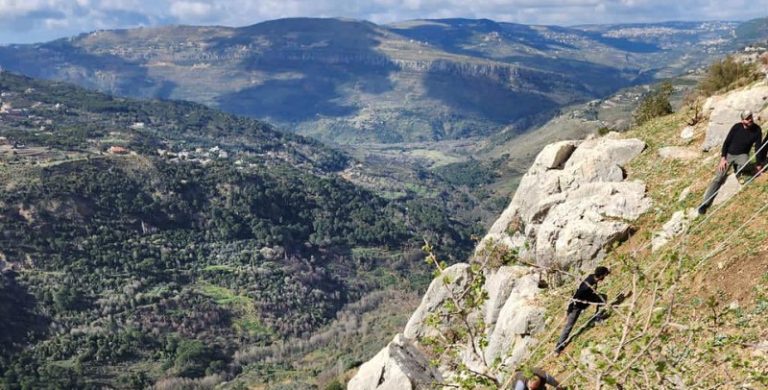 بالصور: إنقاذ مواطنة سقطت في منحدر شاهق