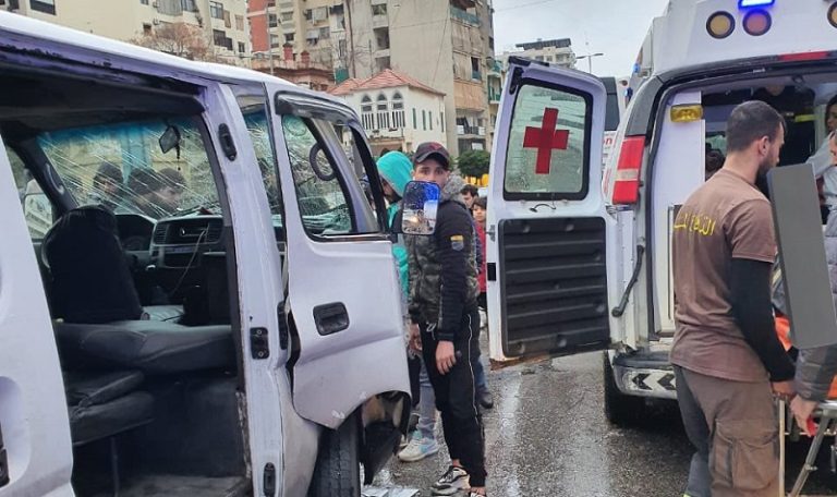 بالصور: 4 جرحى بحادث سير في رأس النبع