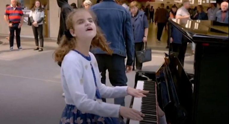 بالفيديو: شابة مكفوفة تبهر الحاضرين بعزف البيانو
