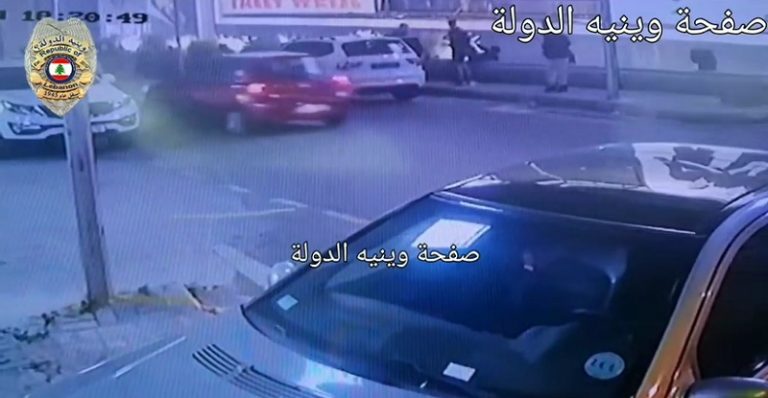 بطريقة إجرامية.. ألقوا بإبن 14 عاماً من علو طابقين (فيديو)
