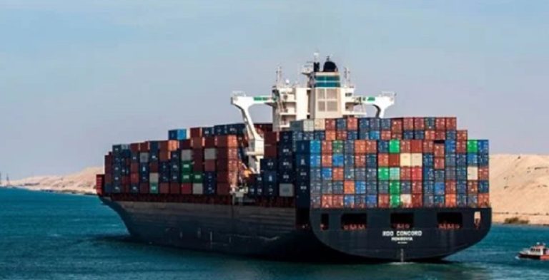 نجاح تعويم سفينة قناة السويس واستئناف عبورها