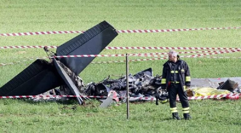 بالفيديو: اصطدام طائرتين في الجو ومقتل الطيارَين