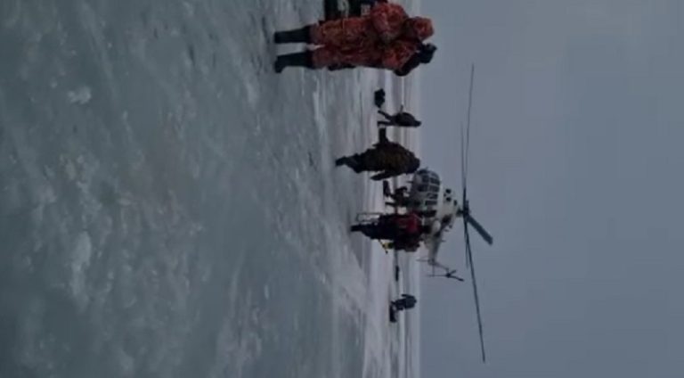 بالفيديو: إنقاذ صيادين انفصل بهم طوف جليدي