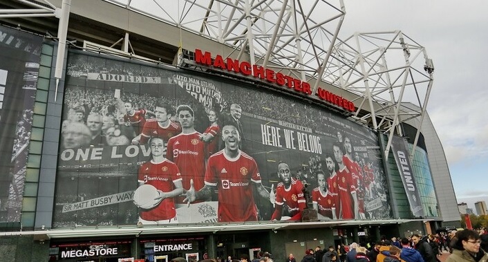 بالفيديو.. وفد عربي يصل مانشستر للتفاوض على شراء اليونايتد