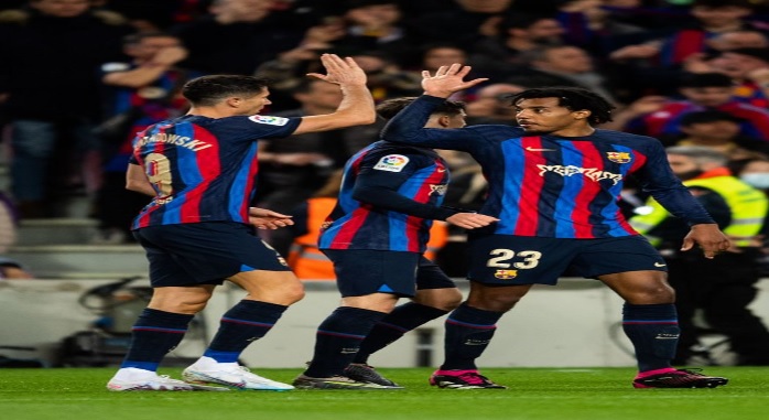 برشلونة يقهر ريال مدريد ويقترب من حسم لقب الليغا