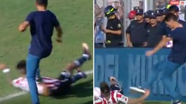 بالفيديو.. مدرب يركل لاعب الخصم