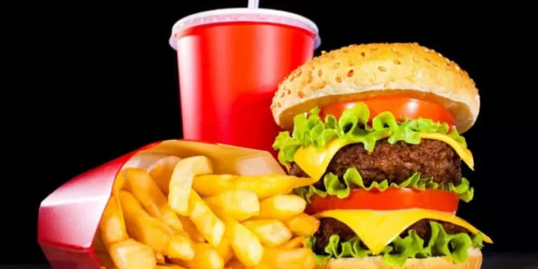 “حيل” يمكن إتباعها للتقليل من أضرار الوجبات السريعة