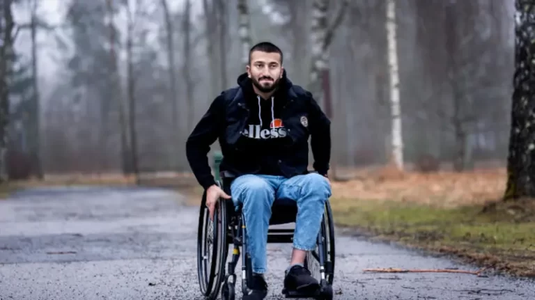 بالفيديو: خدعه أصدقاء شلّته.. شاهد ما فعله تحدي تيك توك!