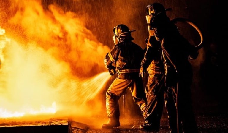 إخماد حريق داخل مخيم للنازحين السوريين في عنجر