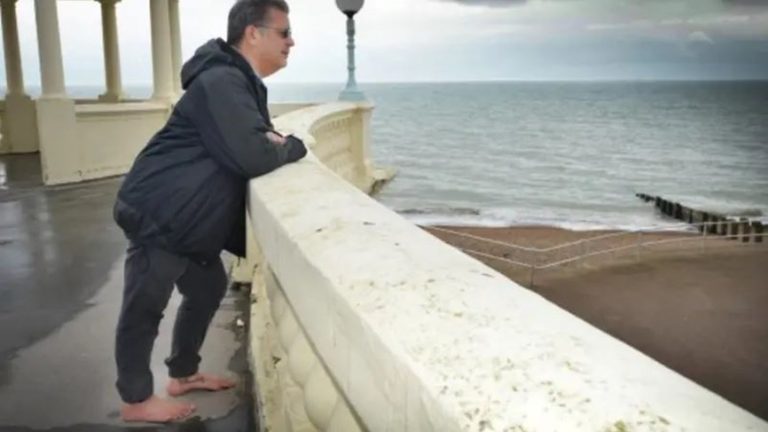 يعيش “حافي القدمين” منذ فقد زوجته.. وهذا ما جرى معه في “ماكدونالدز”