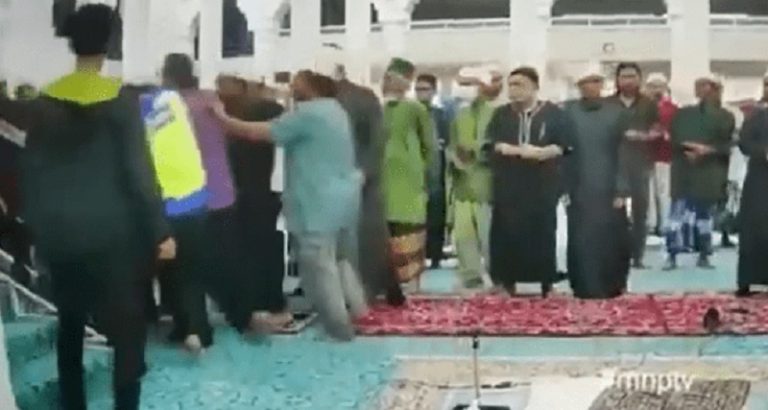 بالفيديو: رجل يعتدي على إمام مسجد أثناء الصلاة