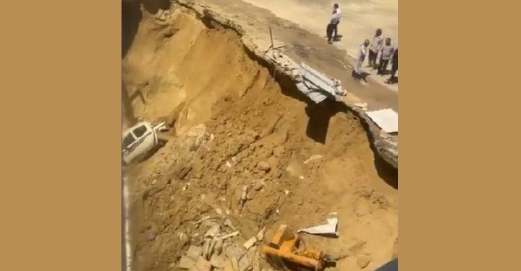 بالفيديو: إنهيار أرضي يسقط سيارة بحفرة كبيرة