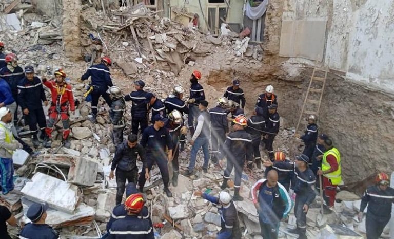 بالفيديو: إنقاذ امرأة ورضيع انهار عليهما المبنى