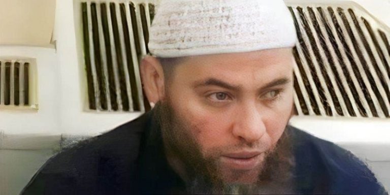 ذبح مؤذن في المسجد بعد صلاة التراويح!