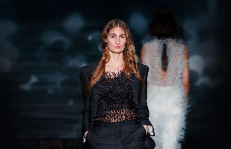 لإطلالة لا مثيل لها.. إليك طرق تنسيق الجاكيت الأسود