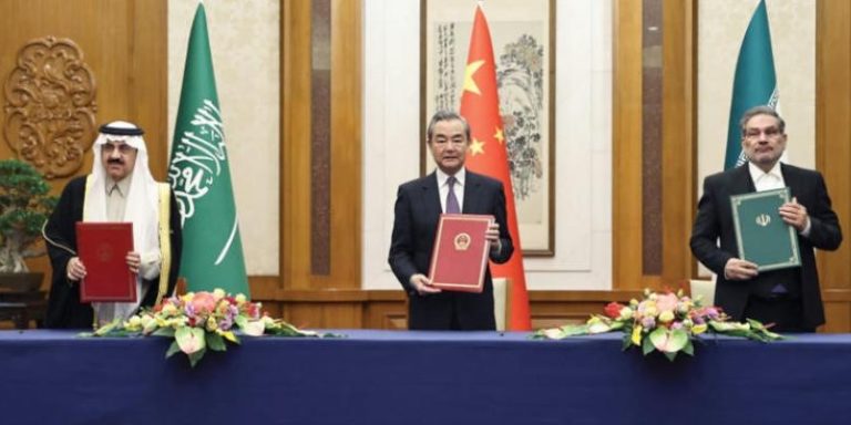 إيراني من أسرة عربيّة.. يحرّك إعصاراً برذاذ أبيض!