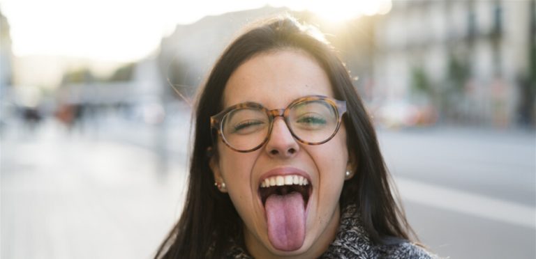 ما علاقة لون اللسان بصحة الإنسان؟