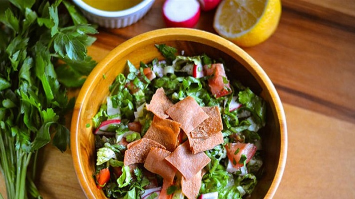 على أبواب رمضان.. مليون ليرة تكلفة طبق الفتوش في لبنان