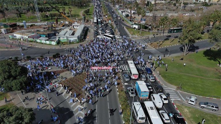 200 ألف مستوطن يحتجون ضد “التعديلات القضائية” في تل أبيب