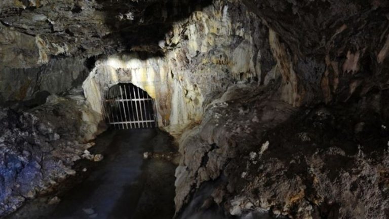 كهف كل من يدخله يموت.. ما قصة “بوابة الجحيم”؟