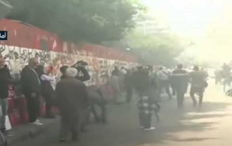 بالفيديو.. مفرقعات وإحراق إطارات أمام مصرف لبنان.. ومحاولات لتحطيم مصارف