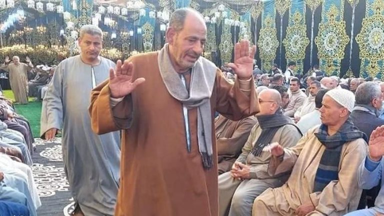 أثناء تلقيه واجب العزاء بوالده.. فارق الحياة حزنا