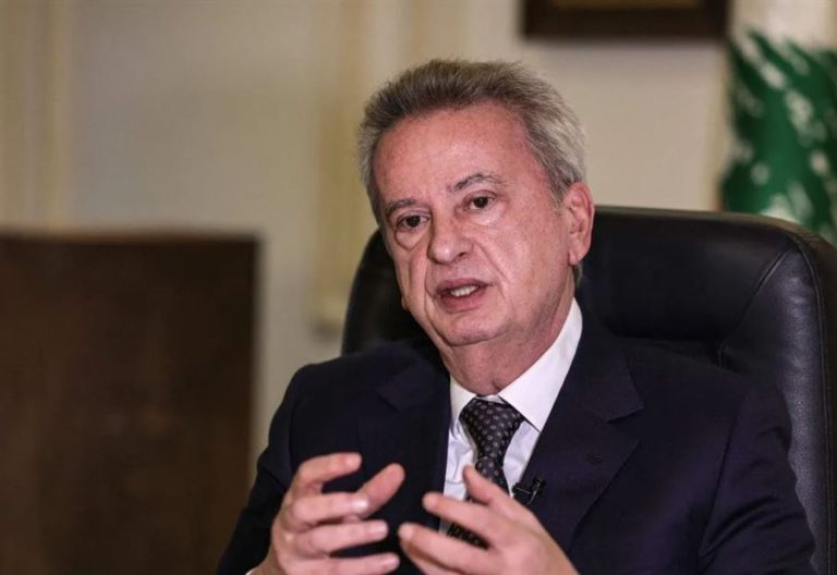 بالصورة.. ماذا قال رياض سلامة بعد إنتهاء جلسة التحقيق معه؟