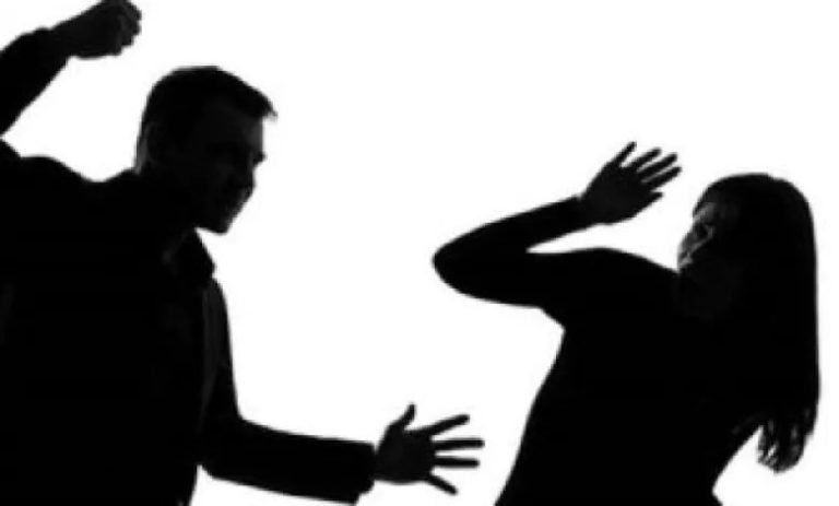 يقوم بتعنيف زوجته.. وهذا ما عثر عليه في منزله