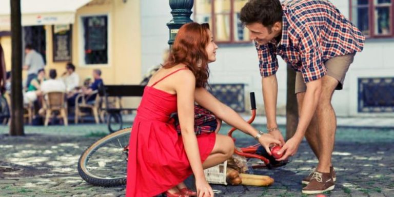 ما الإشارات التي تؤكد وقوع الرجل بالحب من النظرة الأولى؟