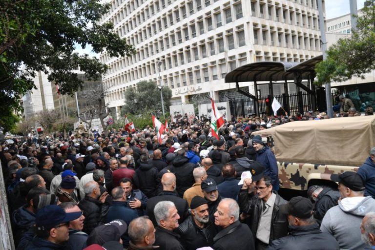 متقاعدو القطاع العام: لإعفائنا من رسوم الضمان