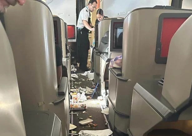 بالفيديو.. طقس سيء يتسبب بإصابات وأضرار بطائرة