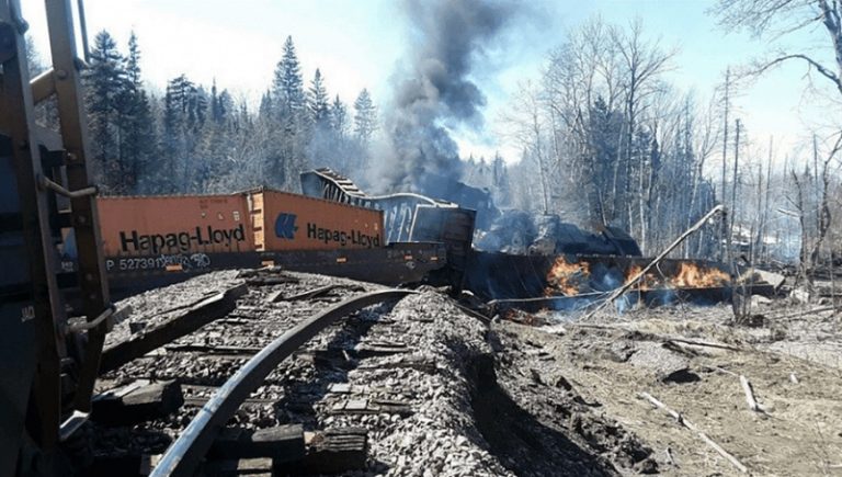 يحمل مواد خطرة.. خروج قطار عن مساره في أميركا وإشتعال النيران فيه