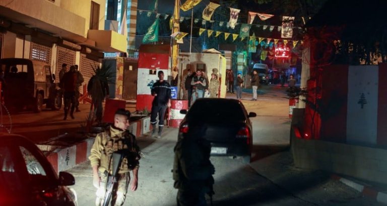 بالصورة- قبل ان ينتحر.. رجل يطلق النار على زوجته وبناته في مخيم البرج الشمالي