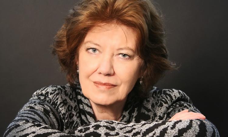 كتمت سرّها لعقود.. وفاة الكاتبة البريطانية آن بيري عن 84 عاماً