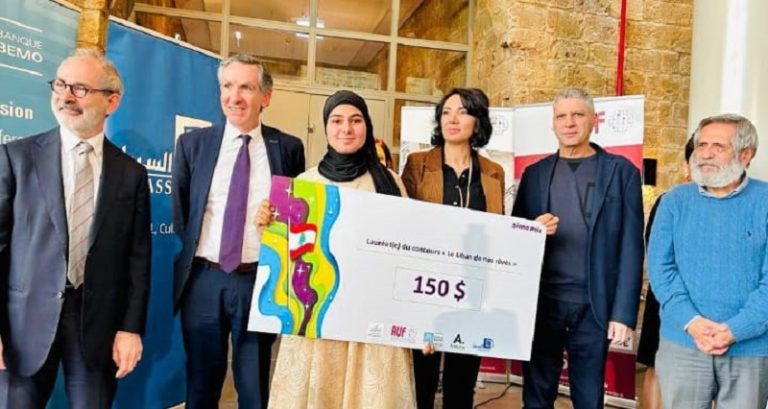 طالبتان من كلية الآداب تفوزان بمسابقة دولية